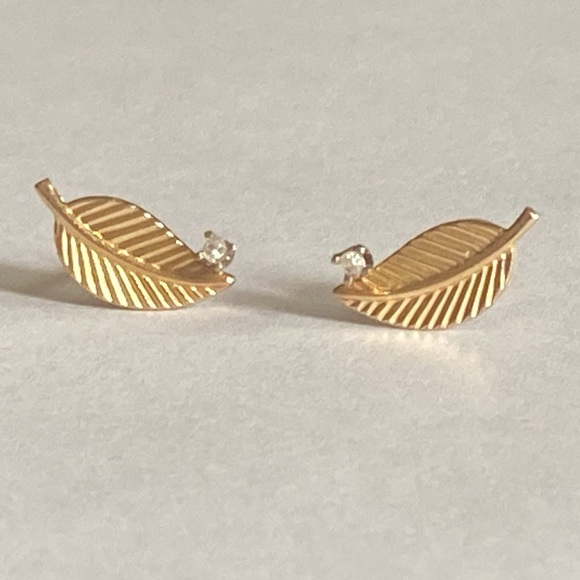14K Solid Yellow Gold Leaf Stud Earrings, Diamond Accents. Vintage - Real Gold - Picture 10 of 12